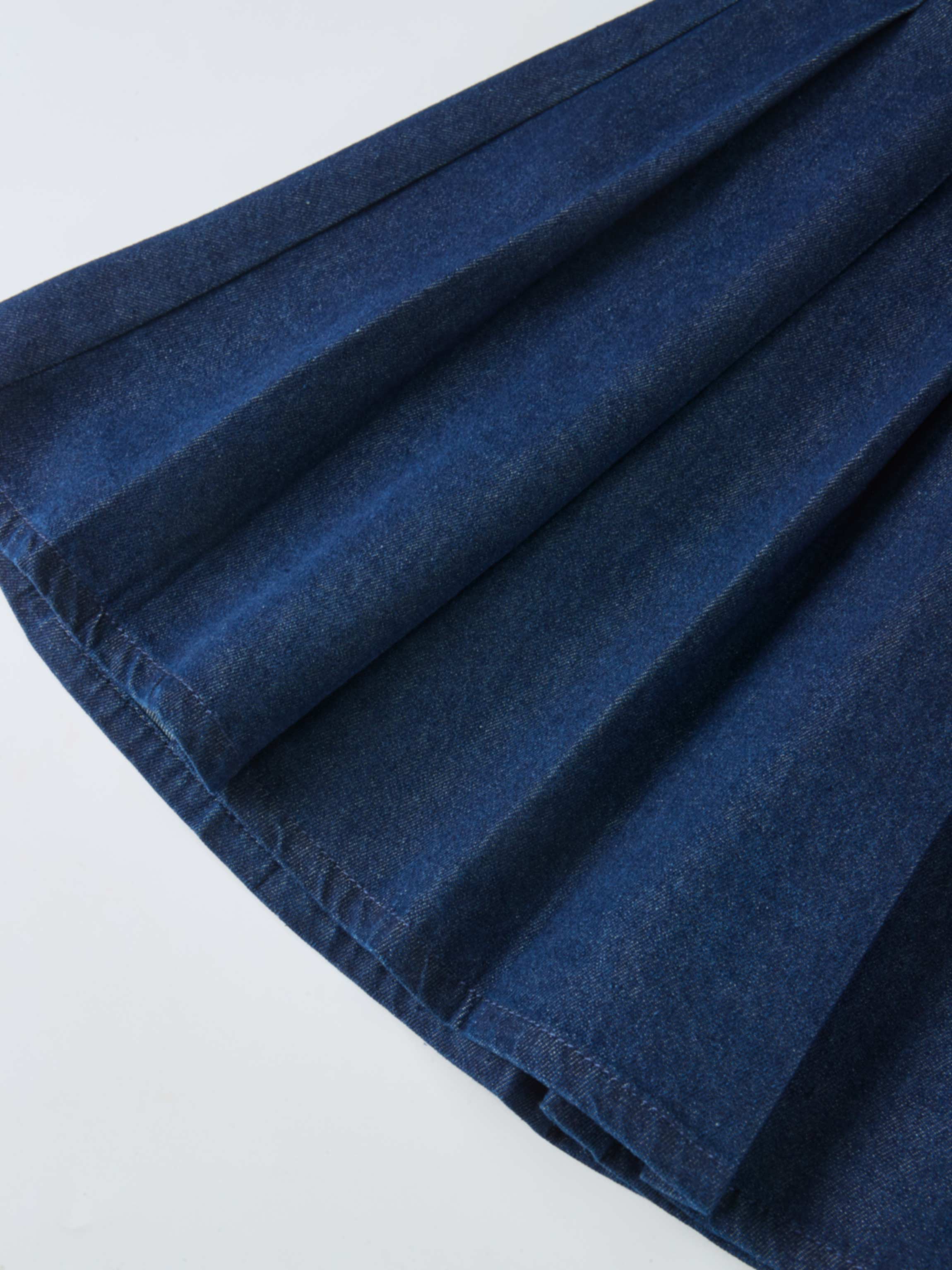 Denim pleated skirt for girls in blue denim with folded pleats.