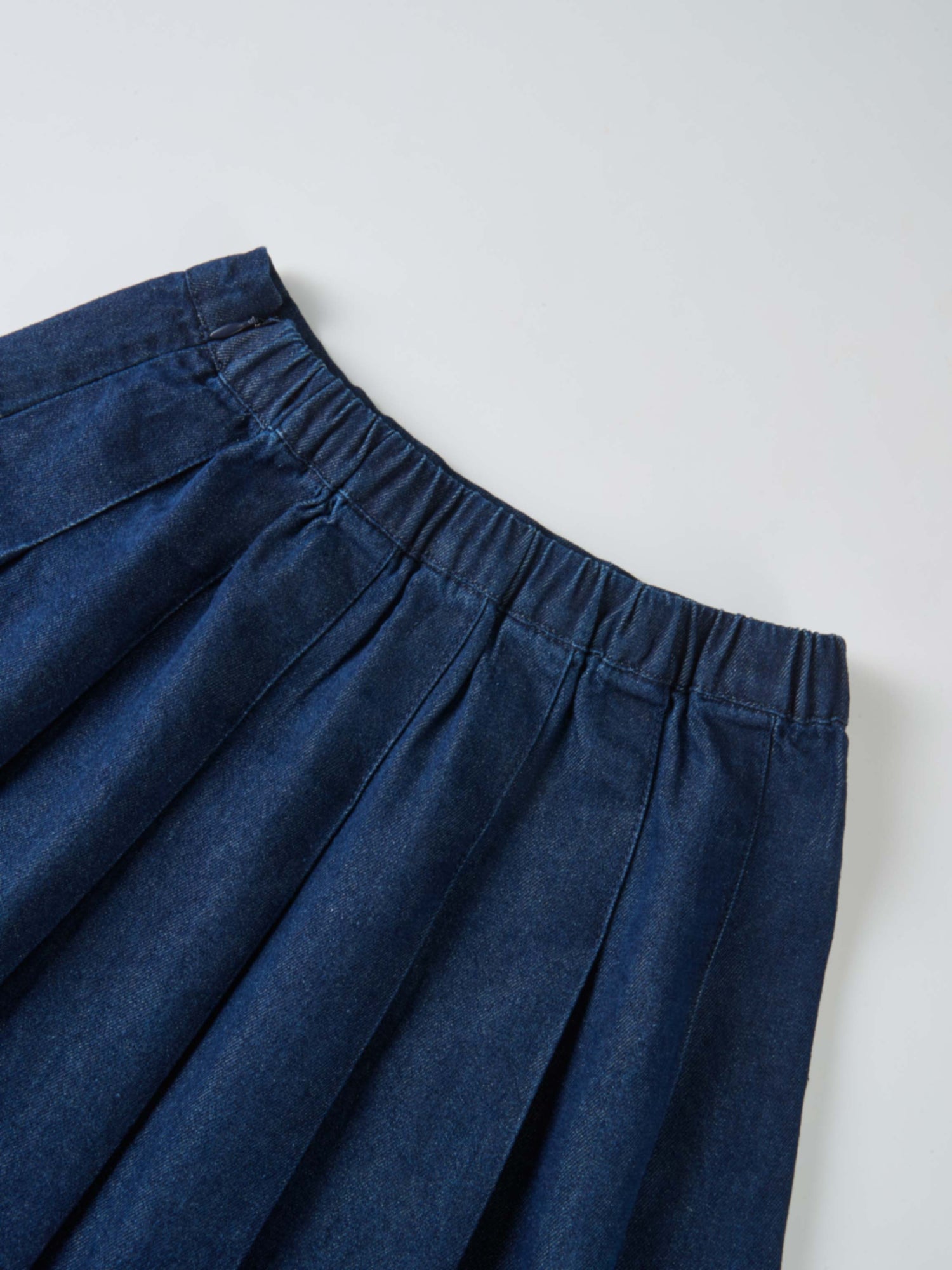 Denim pleated skirt for girls with elastic waistband in blue denim